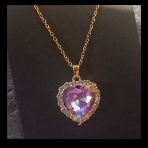 ♥️A 5/$20 Gold Heart Pendant Necklace with Iridescent Pink-Blue Crystal 🔮